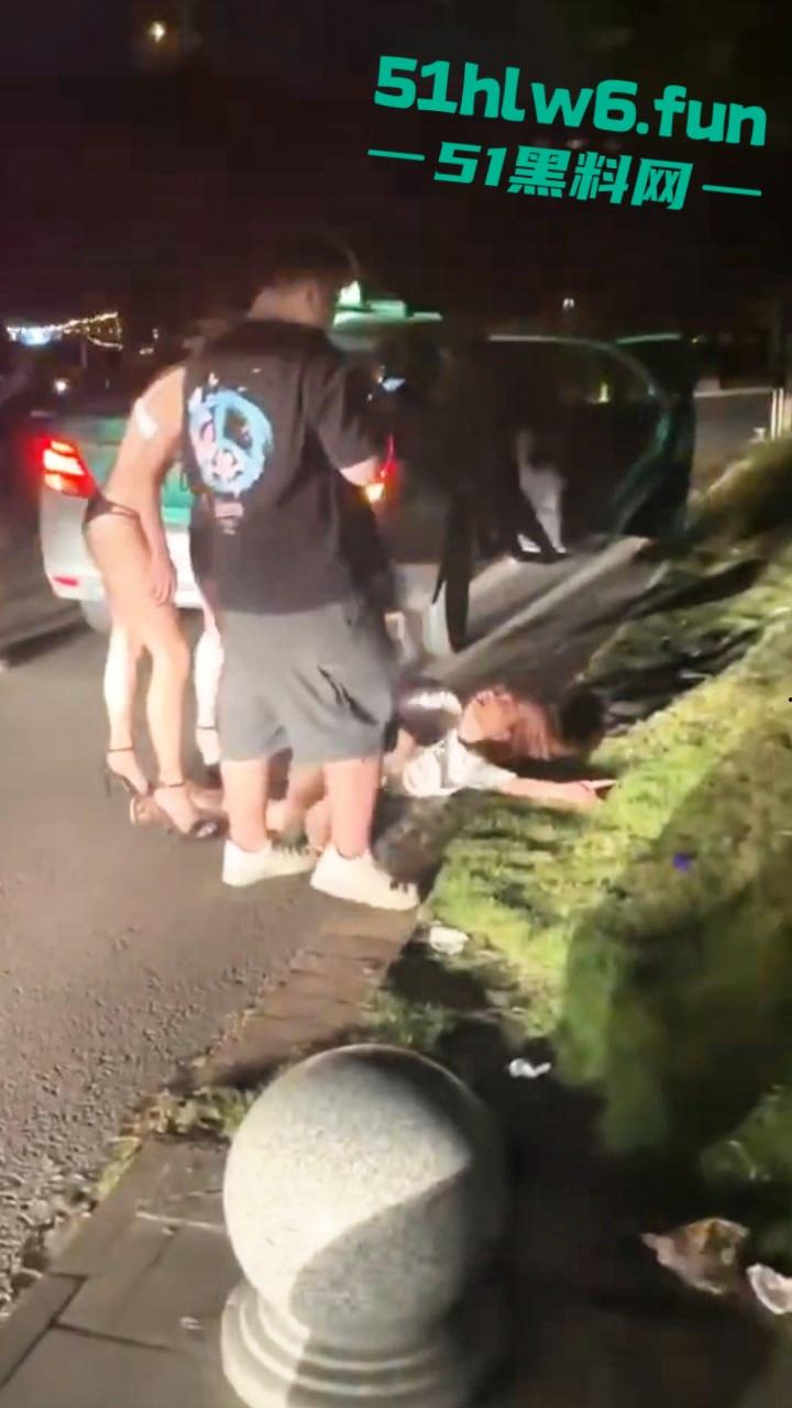 广州夜店女斗殴现场,俩长腿妹爆揍少妇只穿胸罩内裤看着可真养眼啊,这样的战斗可太爱看了。 第3张 广州夜店女斗殴现场,俩长腿妹爆揍少妇只穿胸罩内裤看着可真养眼啊,这样的战斗可太爱看了。 第3张