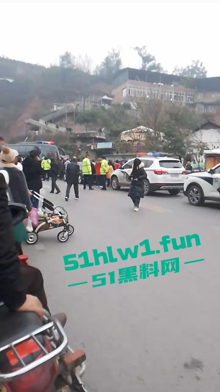 四川宜宾警方扫黄端掉一窝骚鸡，女大学生沦落风尘，众人围观快来看谁的女朋友赫然在列？  第1张