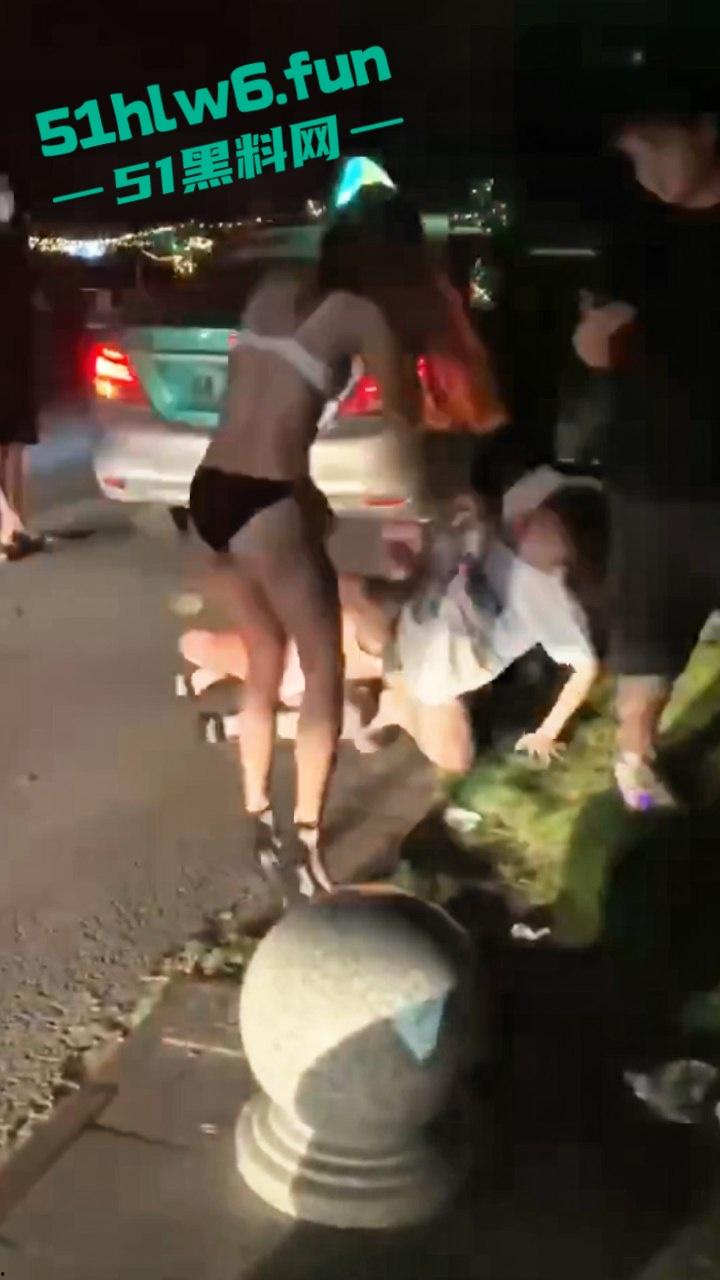 广州夜店女斗殴现场,俩长腿妹爆揍少妇只穿胸罩内裤看着可真养眼啊,这样的战斗可太爱看了。 第5张 广州夜店女斗殴现场,俩长腿妹爆揍少妇只穿胸罩内裤看着可真养眼啊,这样的战斗可太爱看了。 第5张