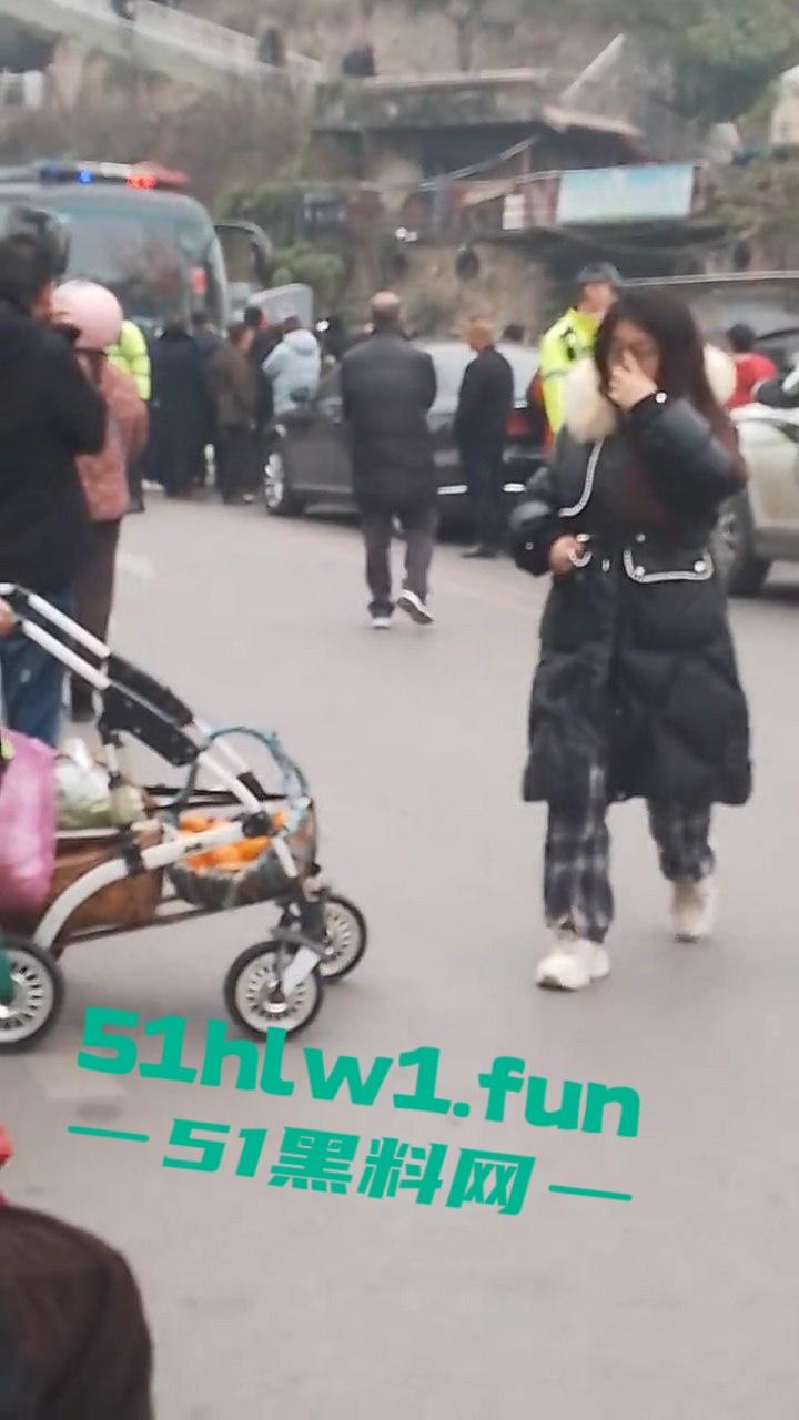 四川宜宾警方扫黄端掉一窝骚鸡，女大学生沦落风尘，众人围观快来看谁的女朋友赫然在列？  第2张