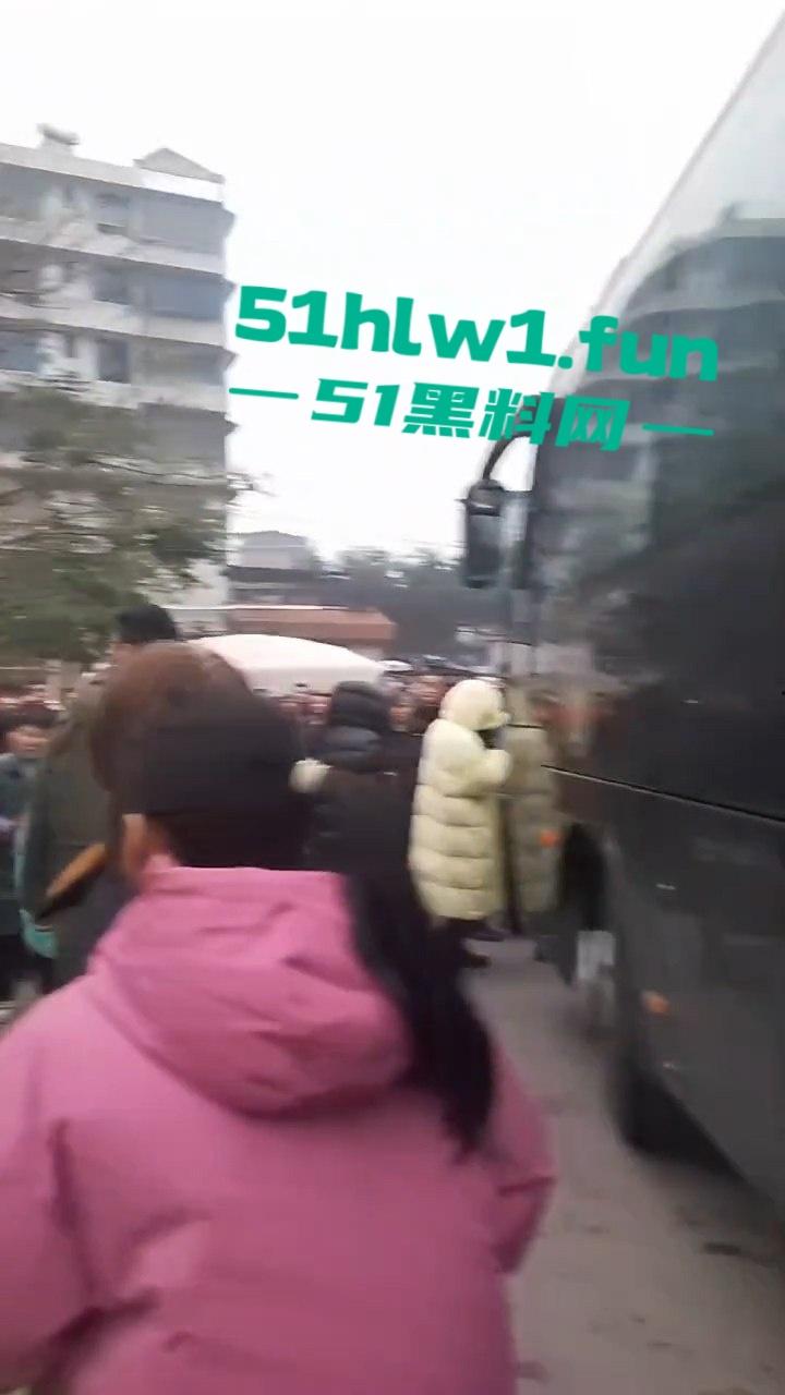 四川宜宾警方扫黄端掉一窝骚鸡，女大学生沦落风尘，众人围观快来看谁的女朋友赫然在列？  第3张