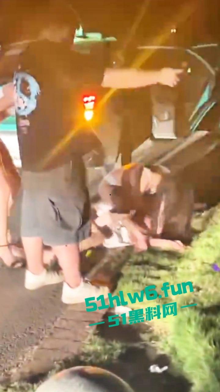 广州夜店女斗殴现场,俩长腿妹爆揍少妇只穿胸罩内裤看着可真养眼啊,这样的战斗可太爱看了。 第7张 广州夜店女斗殴现场,俩长腿妹爆揍少妇只穿胸罩内裤看着可真养眼啊,这样的战斗可太爱看了。 第7张