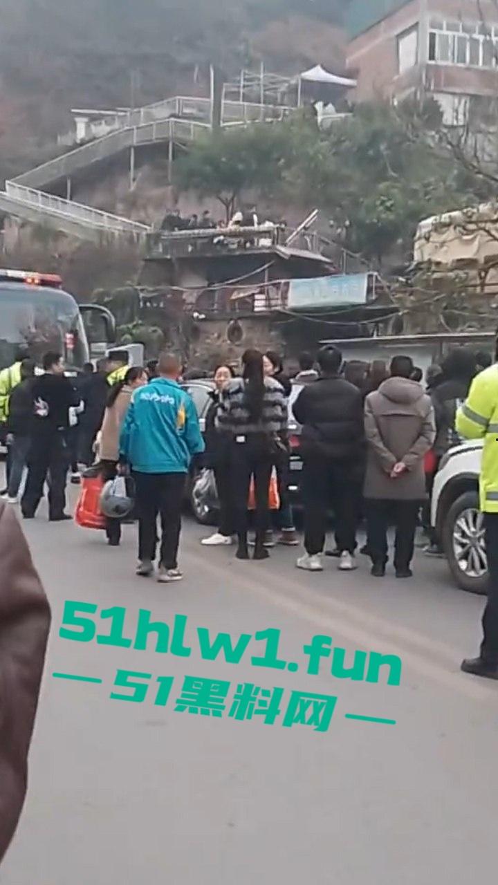 四川宜宾警方扫黄端掉一窝骚鸡，女大学生沦落风尘，众人围观快来看谁的女朋友赫然在列？  第4张