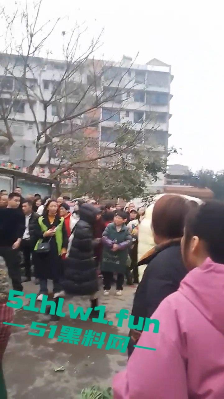 四川宜宾警方扫黄端掉一窝骚鸡，女大学生沦落风尘，众人围观快来看谁的女朋友赫然在列？  第5张