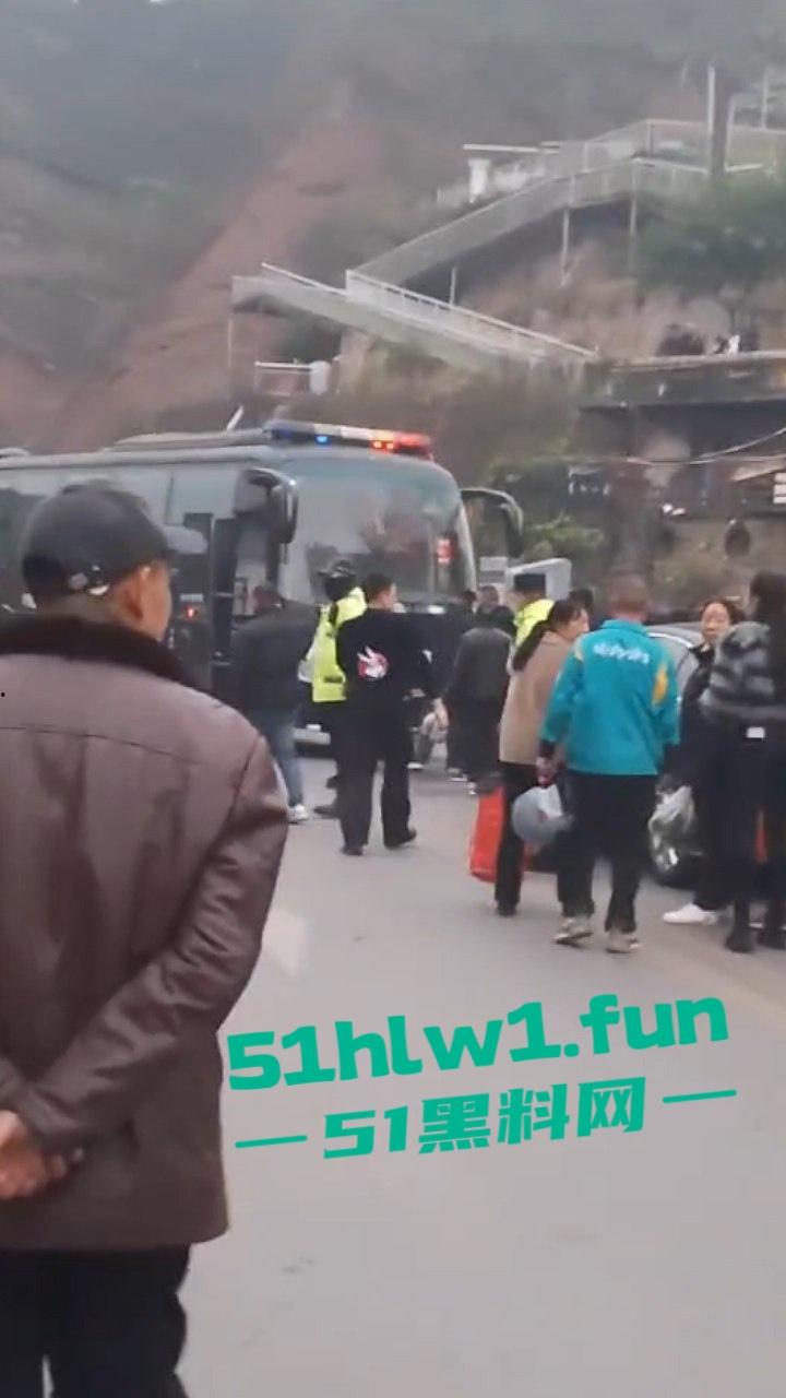 四川宜宾警方扫黄端掉一窝骚鸡，女大学生沦落风尘，众人围观快来看谁的女朋友赫然在列？  第6张