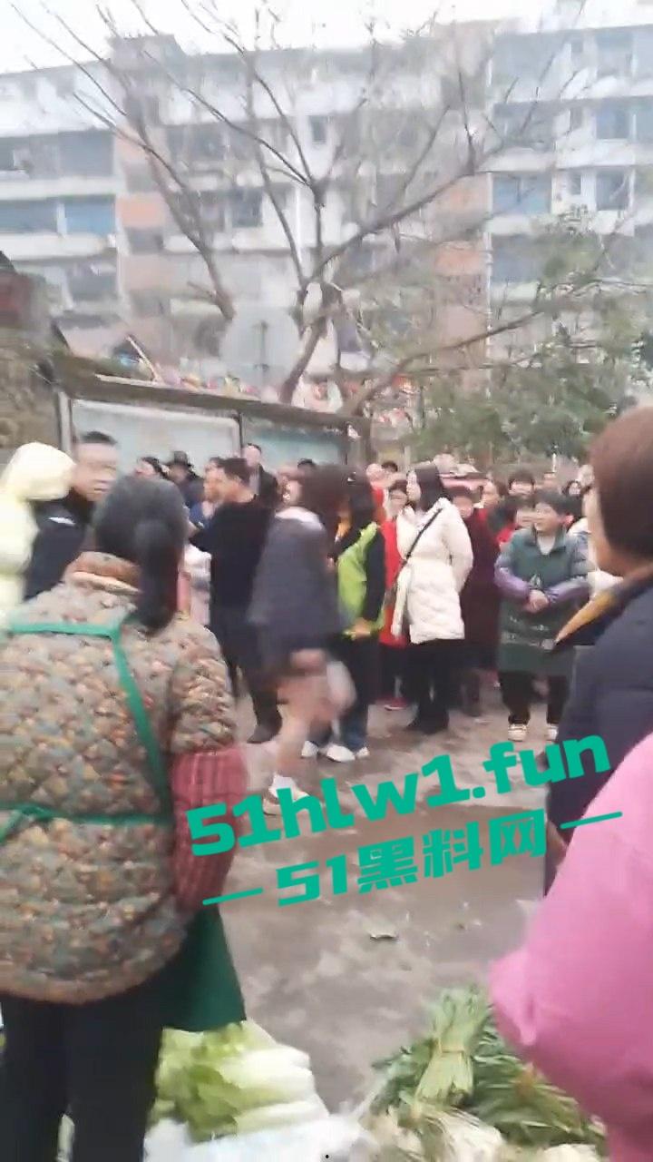 四川宜宾警方扫黄端掉一窝骚鸡，女大学生沦落风尘，众人围观快来看谁的女朋友赫然在列？  第7张