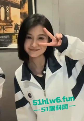 辽宁传媒学院女神【郭奕函】被男友带着玩3P 各种情趣诱惑满足男友性癖爱好分手后遭曝光。  第2张