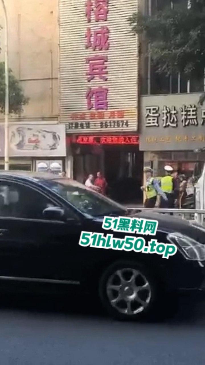 广东潮汕暴躁男在线作死，只因未戴头盔强行躲检撞飞交警双双倒地不起满脸是伤！  第2张