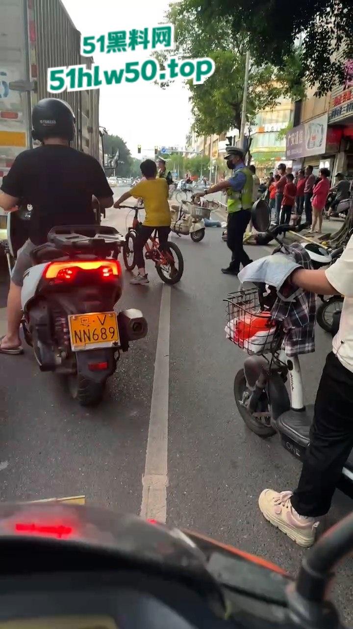 广东潮汕暴躁男在线作死，只因未戴头盔强行躲检撞飞交警双双倒地不起满脸是伤！  第4张