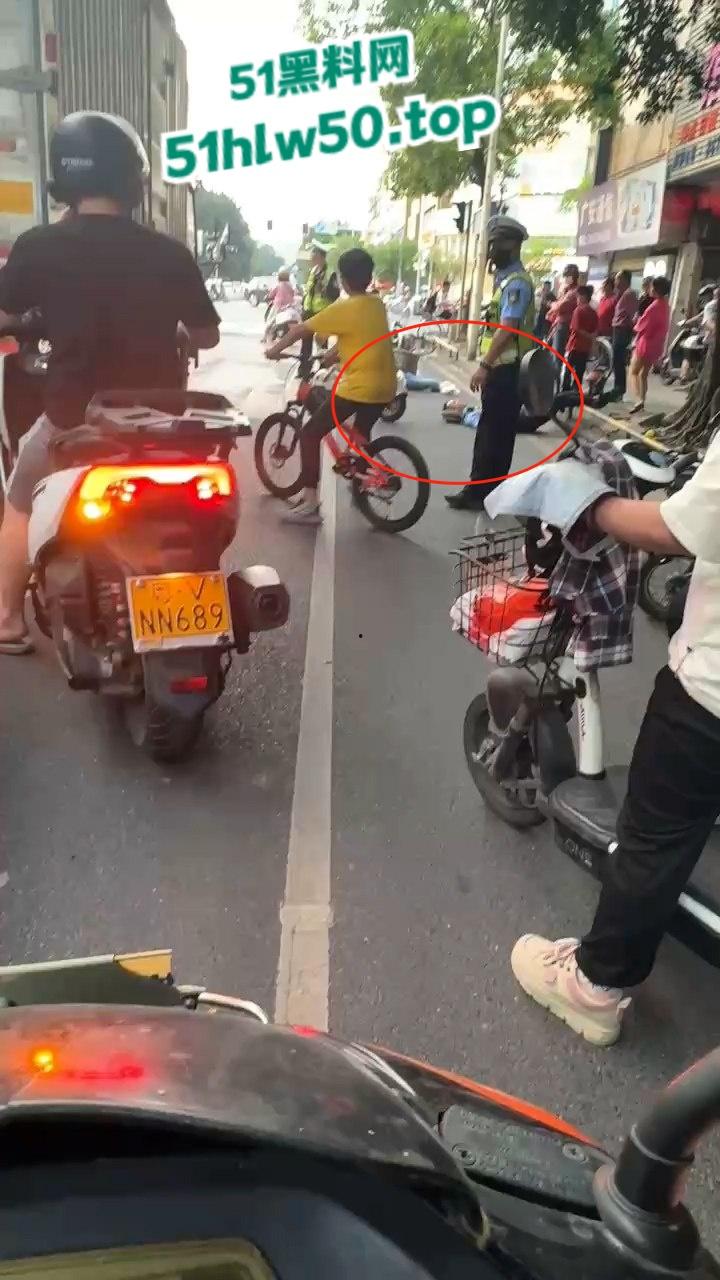 广东潮汕暴躁男在线作死，只因未戴头盔强行躲检撞飞交警双双倒地不起满脸是伤！  第5张