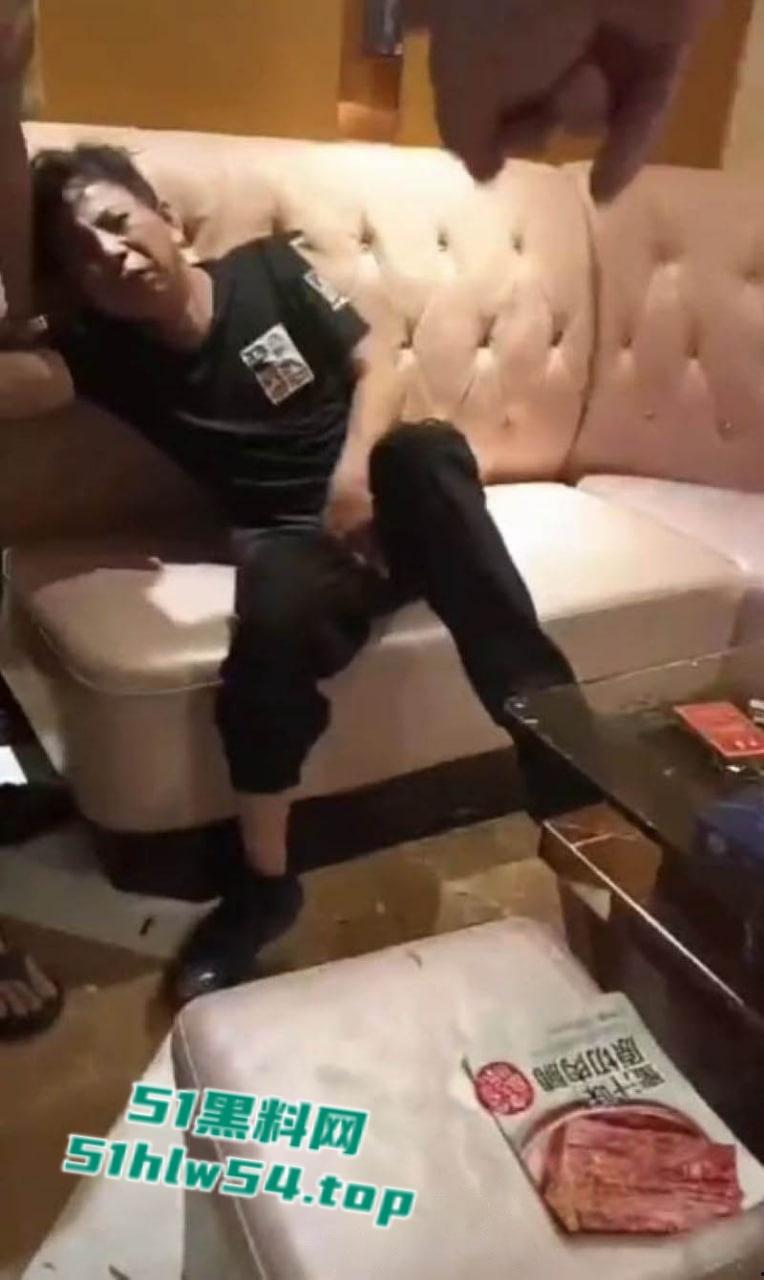 汕头潮阳自然局局长【欧镇武】KTV寻欢被老婆抓奸,后咬坏鸡巴事后竟报警,自投罗网被抓的事件! 第4张 汕头潮阳自然局局长【欧镇武】KTV寻欢被老婆抓奸,后咬坏鸡巴事后竟报警,自投罗网被抓的事件! 第4张