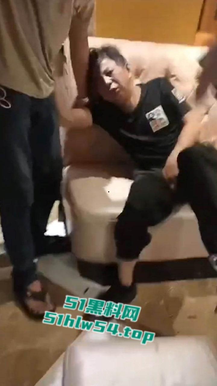 汕头潮阳自然局局长【欧镇武】KTV寻欢被老婆抓奸,后咬坏鸡巴事后竟报警,自投罗网被抓的事件! 第5张 汕头潮阳自然局局长【欧镇武】KTV寻欢被老婆抓奸,后咬坏鸡巴事后竟报警,自投罗网被抓的事件! 第5张