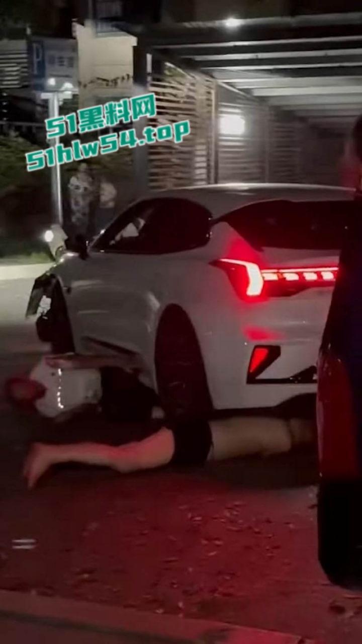 全网疯找现场视频,重庆巴南融汇半岛,白色私家车鸣笛引发路人不满被指责,后冲撞民众反复碾压致1死4伤! 第1张 全网疯找现场视频,重庆巴南融汇半岛,白色私家车鸣笛引发路人不满被指责,后冲撞民众反复碾压致1死4伤! 第1张