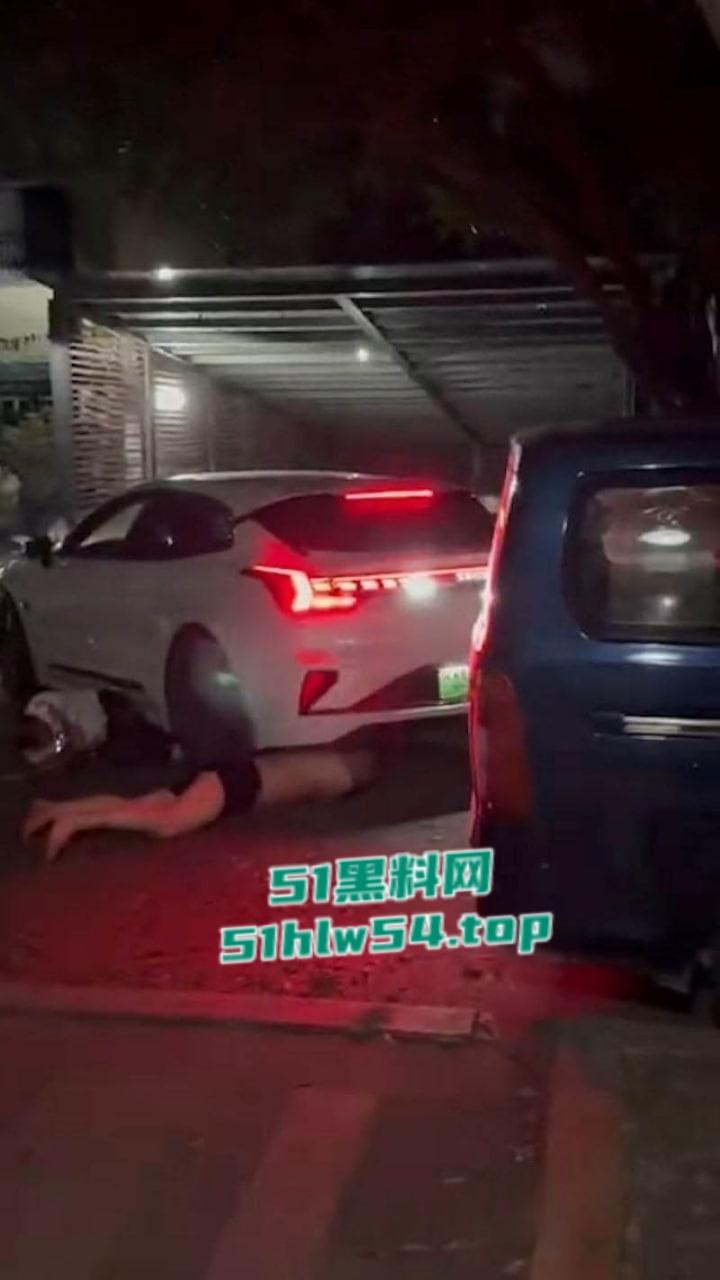 全网疯找现场视频,重庆巴南融汇半岛,白色私家车鸣笛引发路人不满被指责,后冲撞民众反复碾压致1死4伤! 第2张 全网疯找现场视频,重庆巴南融汇半岛,白色私家车鸣笛引发路人不满被指责,后冲撞民众反复碾压致1死4伤! 第2张