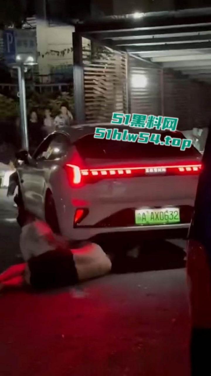 全网疯找现场视频,重庆巴南融汇半岛,白色私家车鸣笛引发路人不满被指责,后冲撞民众反复碾压致1死4伤! 第3张 全网疯找现场视频,重庆巴南融汇半岛,白色私家车鸣笛引发路人不满被指责,后冲撞民众反复碾压致1死4伤! 第3张