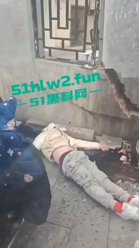 长沙惊现亡命司机,曙光中路地铁站汽车闯红灯狂撞行人,现场鸡飞狗跳司机是真疯了? 第1张 长沙惊现亡命司机,曙光中路地铁站汽车闯红灯狂撞行人,现场鸡飞狗跳司机是真疯了? 第1张