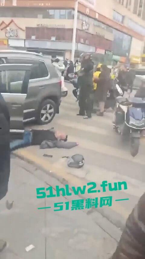 长沙惊现亡命司机,曙光中路地铁站汽车闯红灯狂撞行人,现场鸡飞狗跳司机是真疯了? 第2张 长沙惊现亡命司机,曙光中路地铁站汽车闯红灯狂撞行人,现场鸡飞狗跳司机是真疯了? 第2张