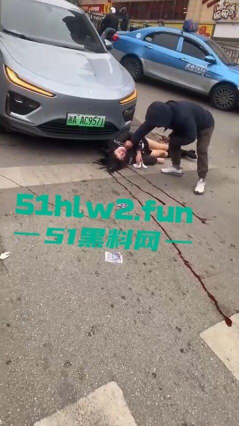 长沙惊现亡命司机,曙光中路地铁站汽车闯红灯狂撞行人,现场鸡飞狗跳司机是真疯了? 第3张 长沙惊现亡命司机,曙光中路地铁站汽车闯红灯狂撞行人,现场鸡飞狗跳司机是真疯了? 第3张