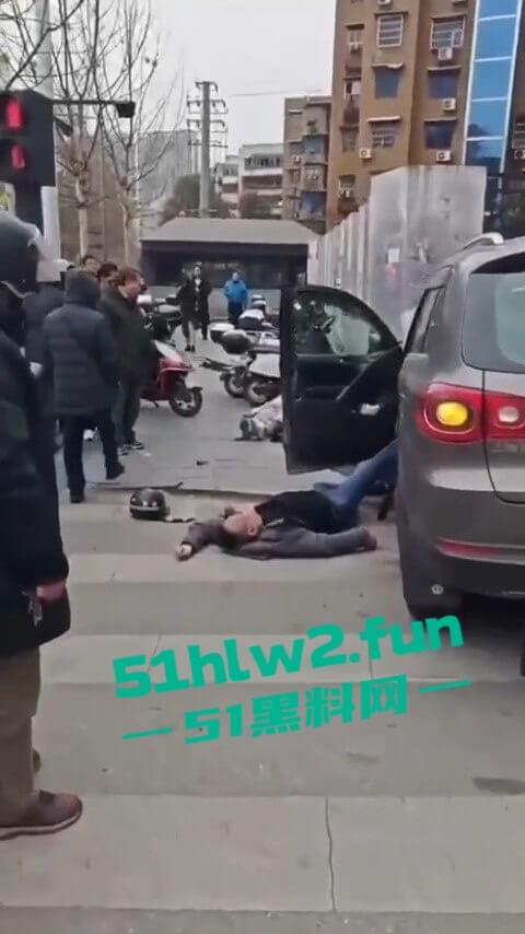长沙惊现亡命司机,曙光中路地铁站汽车闯红灯狂撞行人,现场鸡飞狗跳司机是真疯了? 第4张 长沙惊现亡命司机,曙光中路地铁站汽车闯红灯狂撞行人,现场鸡飞狗跳司机是真疯了? 第4张