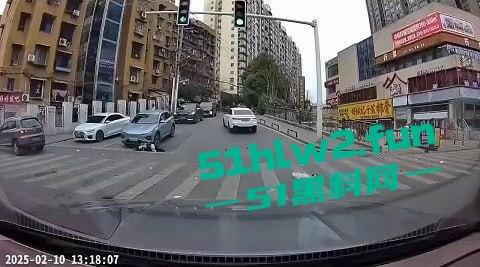 长沙惊现亡命司机,曙光中路地铁站汽车闯红灯狂撞行人,现场鸡飞狗跳司机是真疯了? 第5张 长沙惊现亡命司机,曙光中路地铁站汽车闯红灯狂撞行人,现场鸡飞狗跳司机是真疯了? 第5张