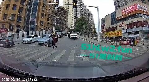 长沙惊现亡命司机,曙光中路地铁站汽车闯红灯狂撞行人,现场鸡飞狗跳司机是真疯了? 第6张 长沙惊现亡命司机,曙光中路地铁站汽车闯红灯狂撞行人,现场鸡飞狗跳司机是真疯了? 第6张