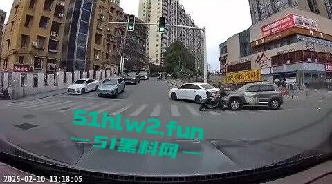 长沙惊现亡命司机,曙光中路地铁站汽车闯红灯狂撞行人,现场鸡飞狗跳司机是真疯了? 第7张 长沙惊现亡命司机,曙光中路地铁站汽车闯红灯狂撞行人,现场鸡飞狗跳司机是真疯了? 第7张