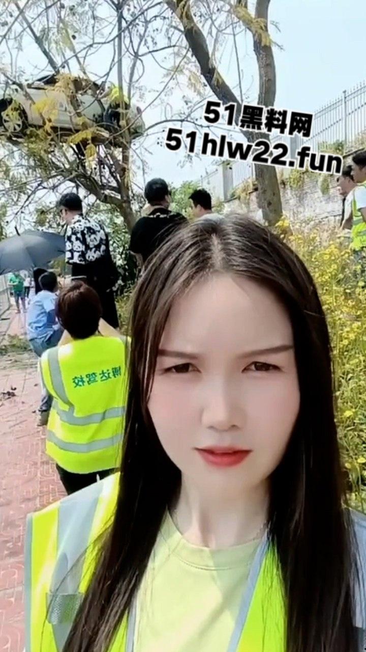 小刀拉屁股开了眼了,宜宾长宁驾校一教练教女学员开车一脚开飞直接上树,这车技也是没谁了! 第1张 小刀拉屁股开了眼了,宜宾长宁驾校一教练教女学员开车一脚开飞直接上树,这车技也是没谁了! 第1张