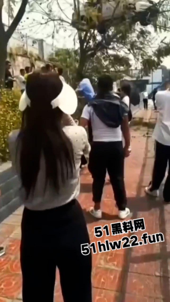 小刀拉屁股开了眼了,宜宾长宁驾校一教练教女学员开车一脚开飞直接上树,这车技也是没谁了! 第6张 小刀拉屁股开了眼了,宜宾长宁驾校一教练教女学员开车一脚开飞直接上树,这车技也是没谁了! 第6张
