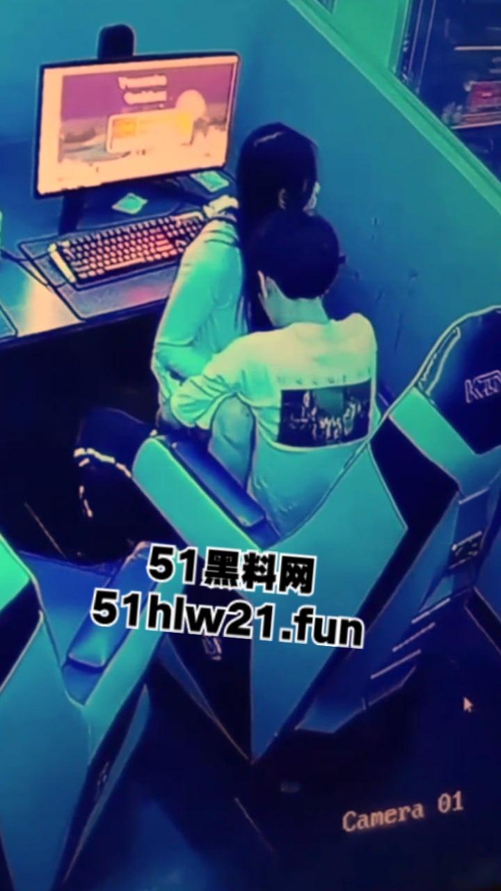 山东某网吧监控偷拍,一对年轻情侣趁私下无人,在网吧座椅上操逼偷情,这么玩也太刺激了啊。 第1张 山东某网吧监控偷拍,一对年轻情侣趁私下无人,在网吧座椅上操逼偷情,这么玩也太刺激了啊。 第1张