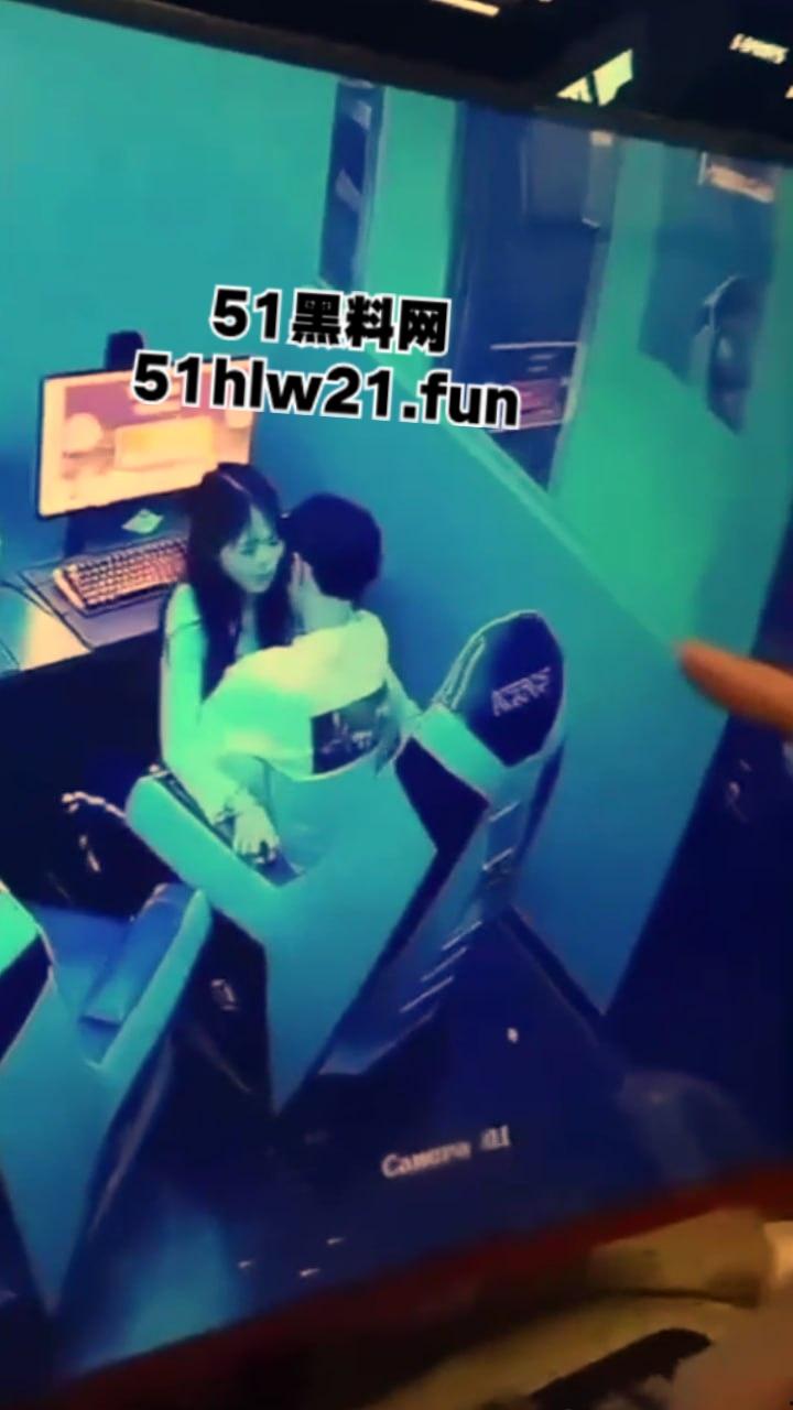 山东某网吧监控偷拍,一对年轻情侣趁私下无人,在网吧座椅上操逼偷情,这么玩也太刺激了啊。 第2张 山东某网吧监控偷拍,一对年轻情侣趁私下无人,在网吧座椅上操逼偷情,这么玩也太刺激了啊。 第2张