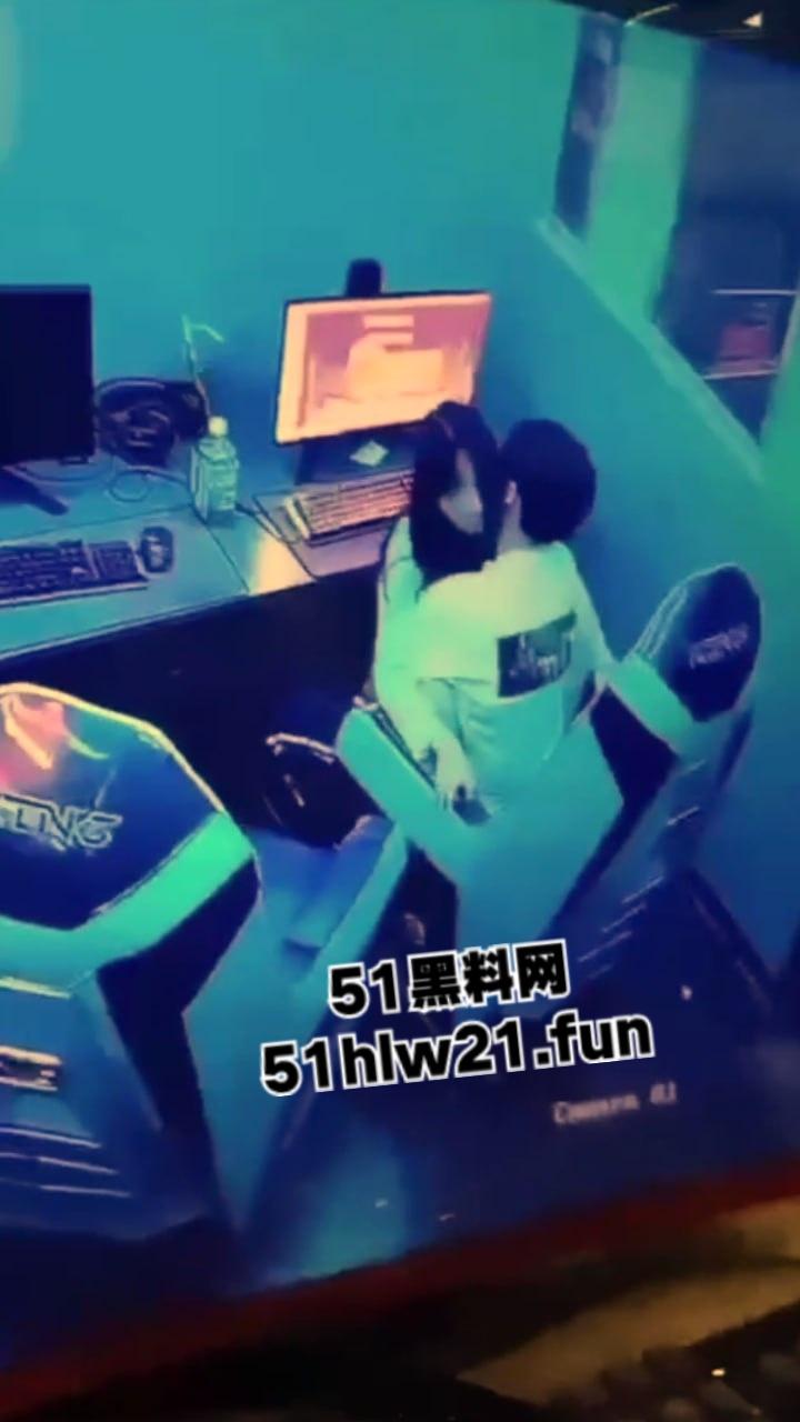 山东某网吧监控偷拍,一对年轻情侣趁私下无人,在网吧座椅上操逼偷情,这么玩也太刺激了啊。 第5张 山东某网吧监控偷拍,一对年轻情侣趁私下无人,在网吧座椅上操逼偷情,这么玩也太刺激了啊。 第5张