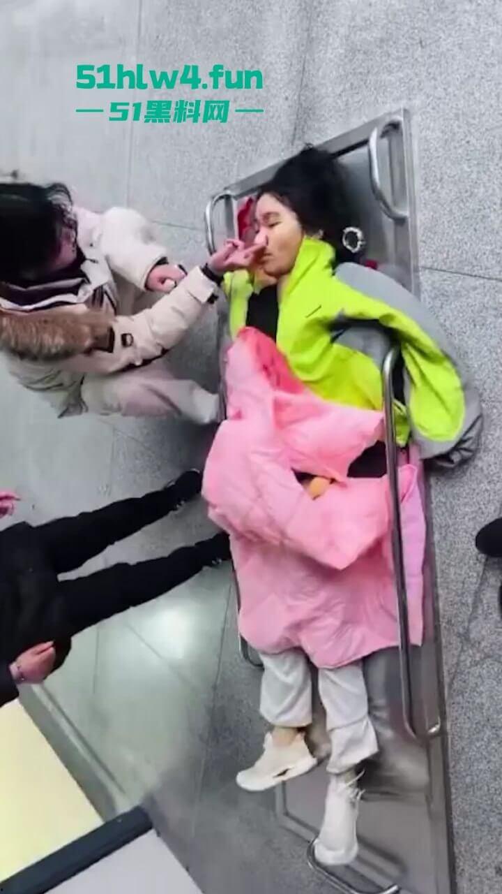 江西抚州金巢实验学校一女生突然跳楼,人还没死就拉殡仪馆火化,家长紧急抢尸与警察大打出手。 第4张 江西抚州金巢实验学校一女生突然跳楼,人还没死就拉殡仪馆火化,家长紧急抢尸与警察大打出手。 第4张