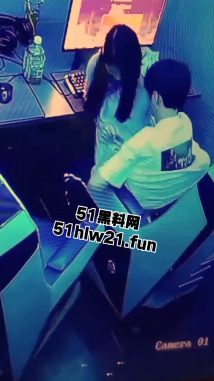 山东某网吧监控偷拍,一对年轻情侣趁私下无人,在网吧座椅上操逼偷情,这么玩也太刺激了啊。 第6张 山东某网吧监控偷拍,一对年轻情侣趁私下无人,在网吧座椅上操逼偷情,这么玩也太刺激了啊。 第6张