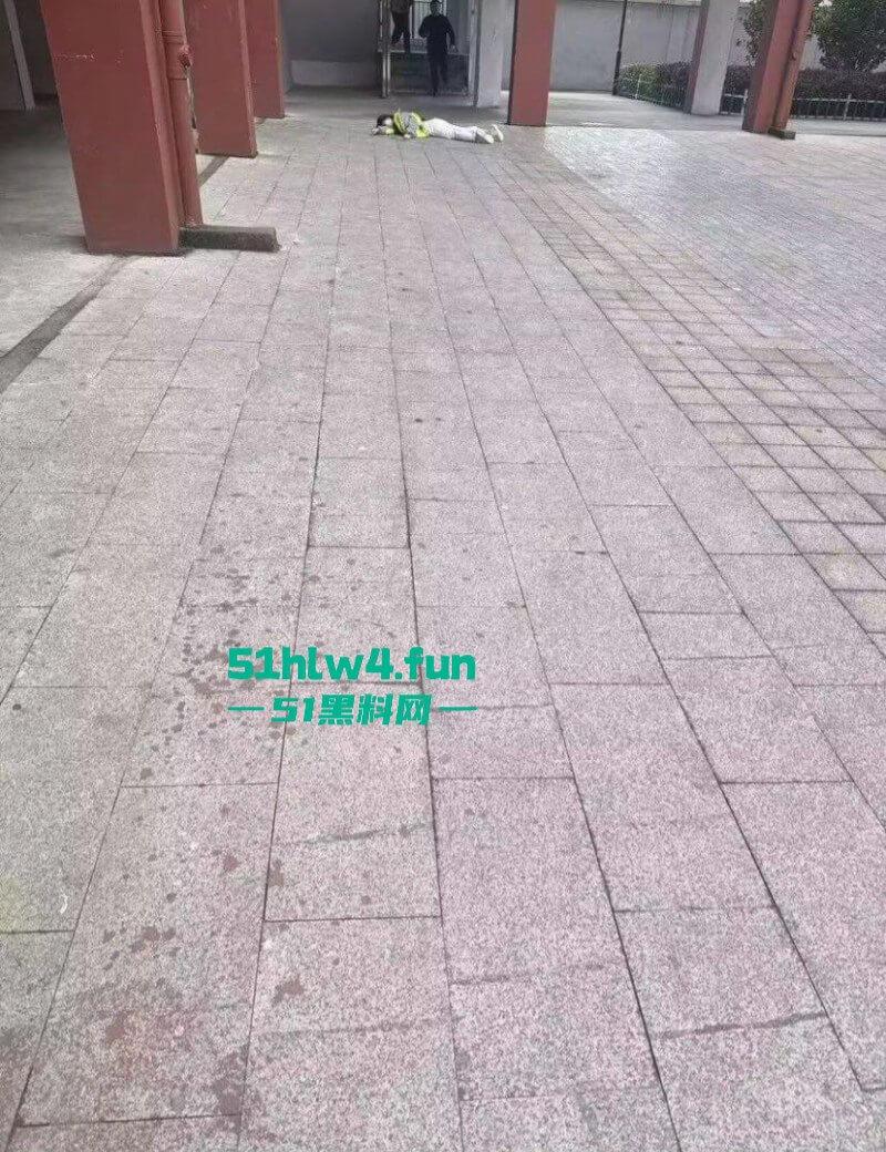 江西抚州金巢实验学校一女生突然跳楼,人还没死就拉殡仪馆火化,家长紧急抢尸与警察大打出手。 第5张 江西抚州金巢实验学校一女生突然跳楼,人还没死就拉殡仪馆火化,家长紧急抢尸与警察大打出手。 第5张