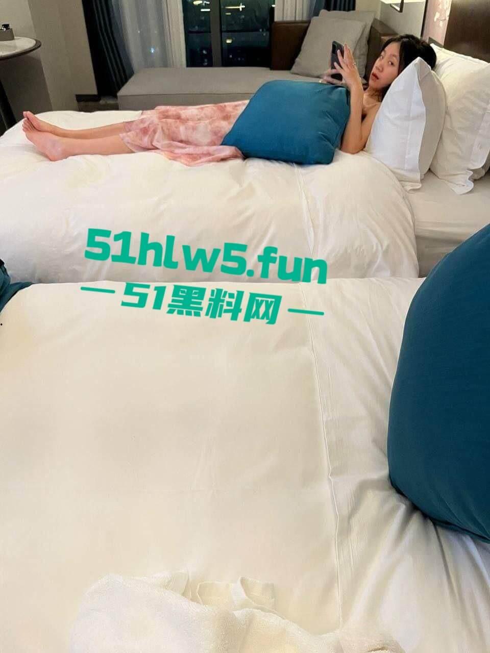 江苏师范学院【马月】极品身材大三女神，被金主包养带到酒店激情3P无套后入玩肛交全程高潮不断。  第2张