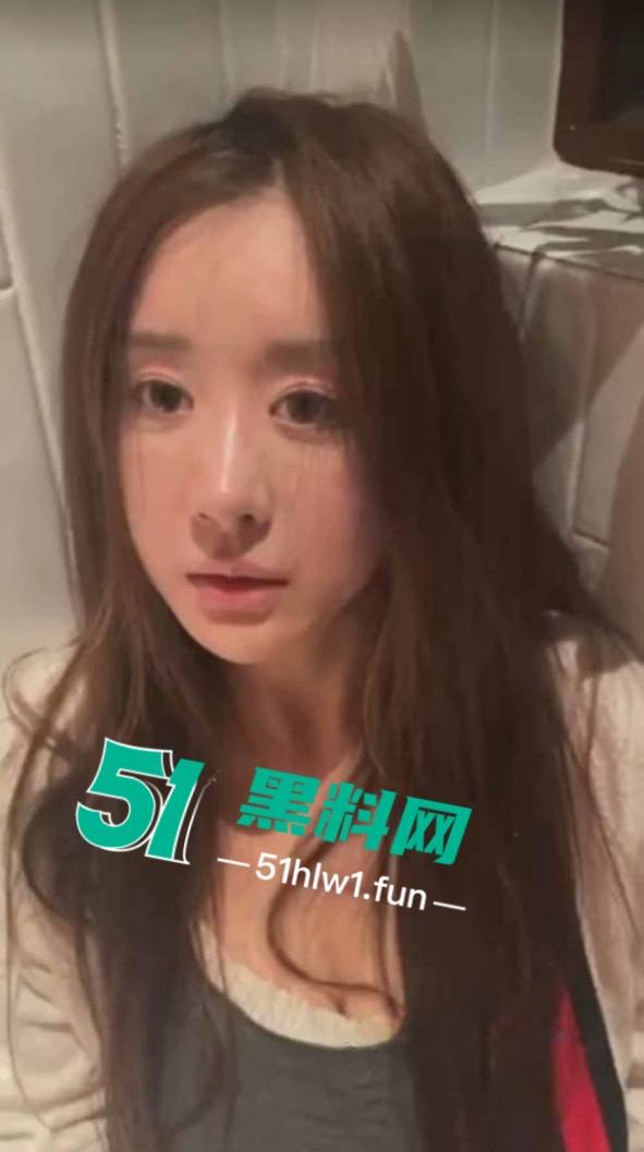 成都抖音小网红【恩伊】在网上乱造别人黄谣,被抓现场视频直接达到下跪认错再也不敢了。 第2张 成都抖音小网红【恩伊】在网上乱造别人黄谣,被抓现场视频直接达到下跪认错再也不敢了。 第2张