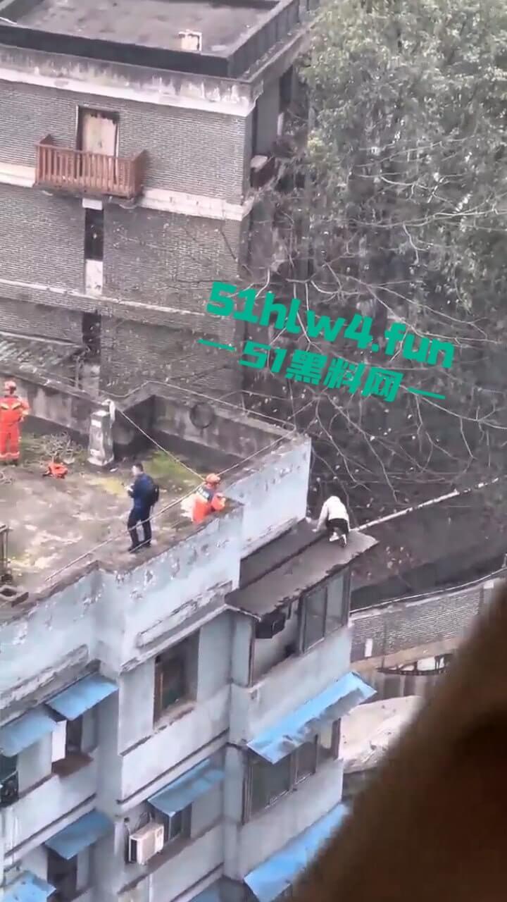 山西一男子轻生现场，救援队赶到男子奋不顾身跳楼自杀，据悉是离婚导致的精神崩溃。  第1张