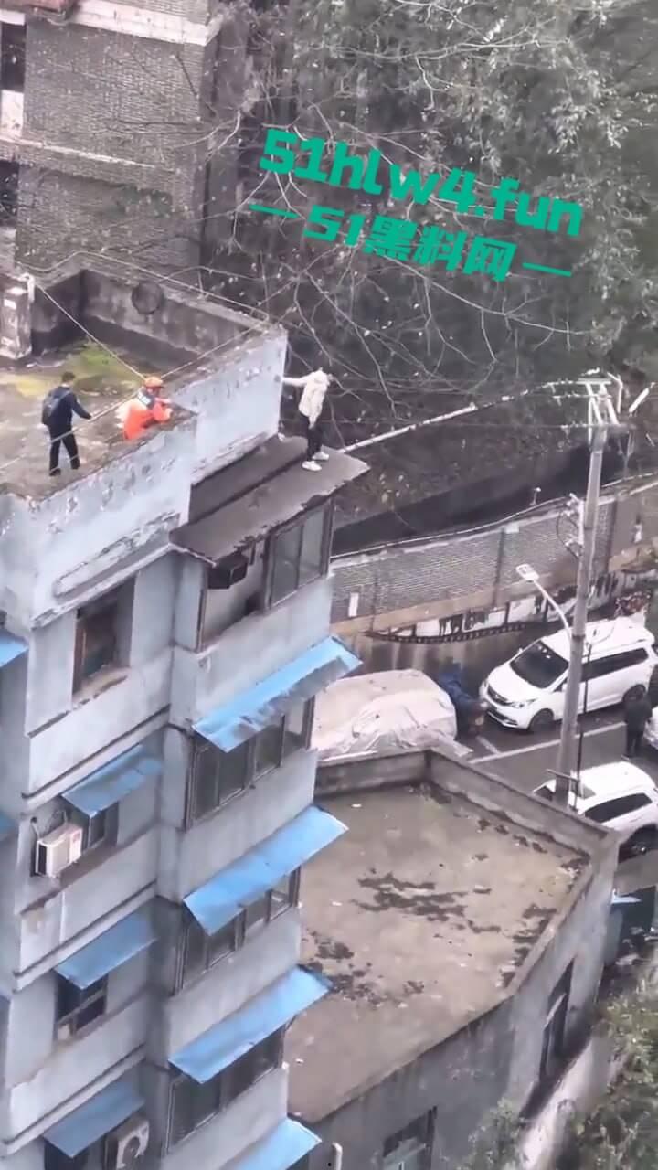 山西一男子轻生现场，救援队赶到男子奋不顾身跳楼自杀，据悉是离婚导致的精神崩溃。  第2张