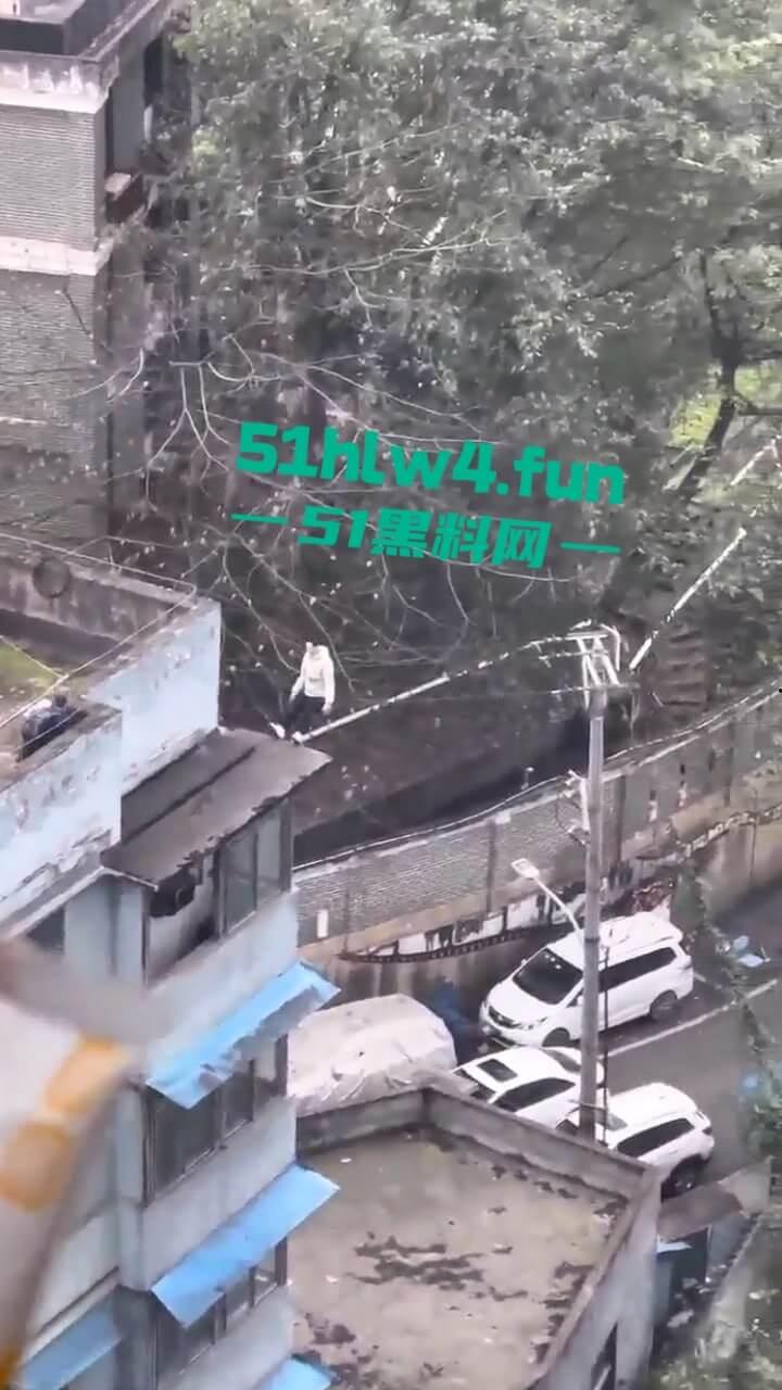 山西一男子轻生现场，救援队赶到男子奋不顾身跳楼自杀，据悉是离婚导致的精神崩溃。  第3张