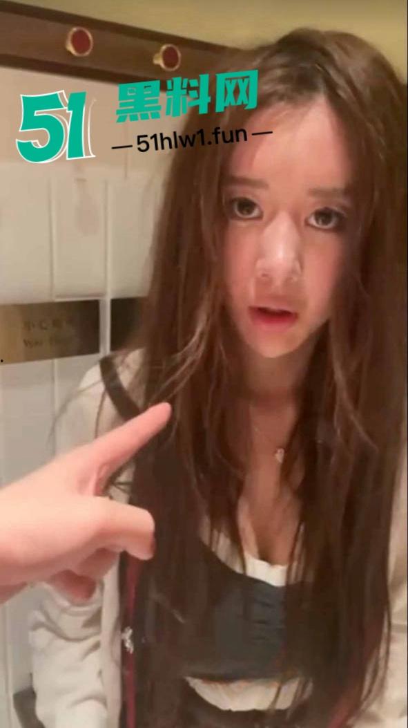 成都抖音小网红【恩伊】在网上乱造别人黄谣,被抓现场视频直接达到下跪认错再也不敢了。 第3张 成都抖音小网红【恩伊】在网上乱造别人黄谣,被抓现场视频直接达到下跪认错再也不敢了。 第3张