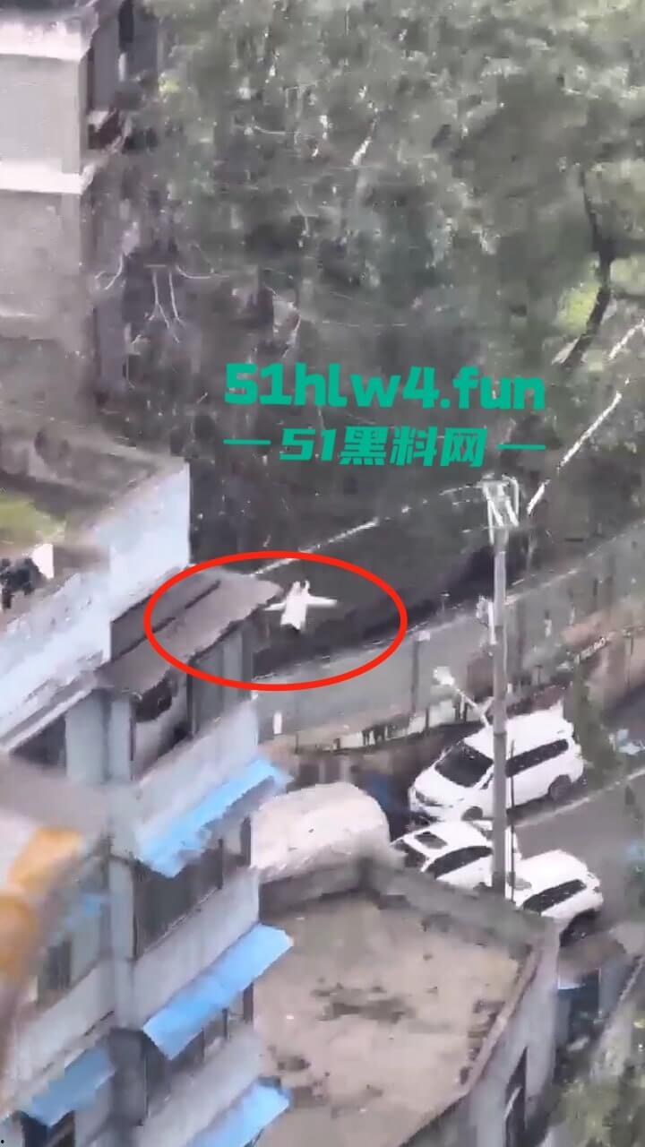 山西一男子轻生现场，救援队赶到男子奋不顾身跳楼自杀，据悉是离婚导致的精神崩溃。  第4张