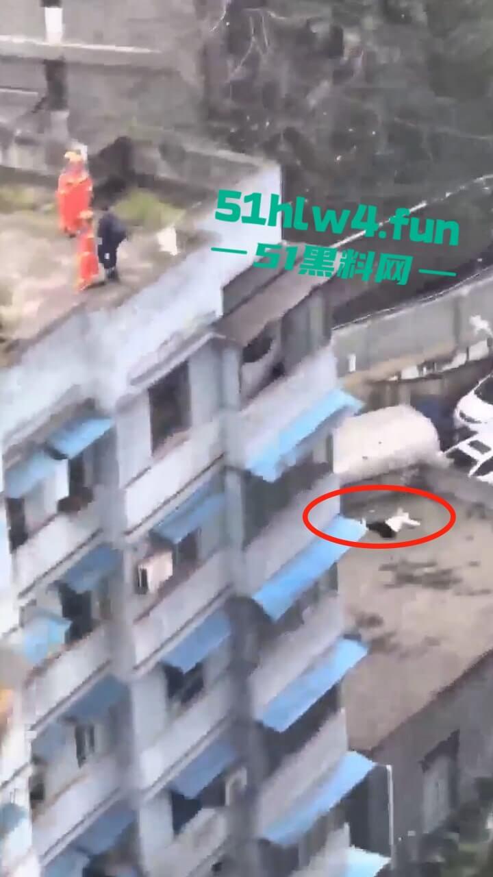 山西一男子轻生现场，救援队赶到男子奋不顾身跳楼自杀，据悉是离婚导致的精神崩溃。  第5张