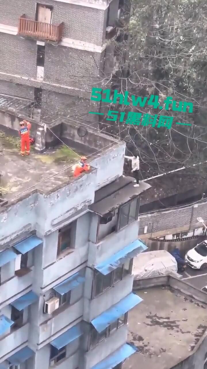 山西一男子轻生现场，救援队赶到男子奋不顾身跳楼自杀，据悉是离婚导致的精神崩溃。  第6张