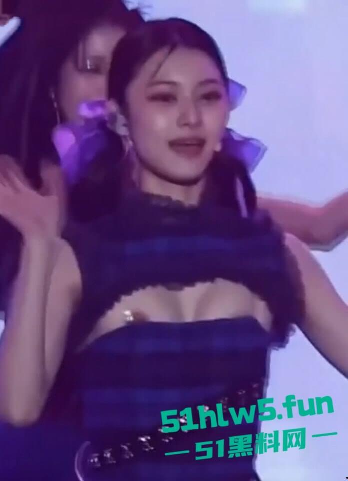 韩国新晋女团幻蓝小熊成员【媛媛】演唱会露奶事件,现场粉丝拍摄完整版视频流出。 第8张 韩国新晋女团幻蓝小熊成员【媛媛】演唱会露奶事件,现场粉丝拍摄完整版视频流出。 第8张