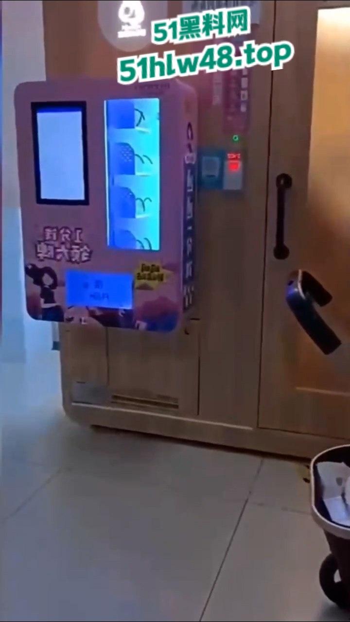 成都金牛区妇幼保健院的不雅事件，透明玻璃暴露两个淫荡男女在母婴室里操逼的行径，引发网友们热议！  第5张