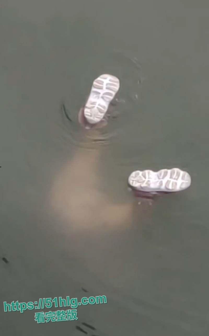 国外大瓜！【马来西亚吉胆岛】 一宝妈因争夺抚养权问题 深夜携3岁女儿跳海轻生 监控记录全程 结局令人惋惜  第2张