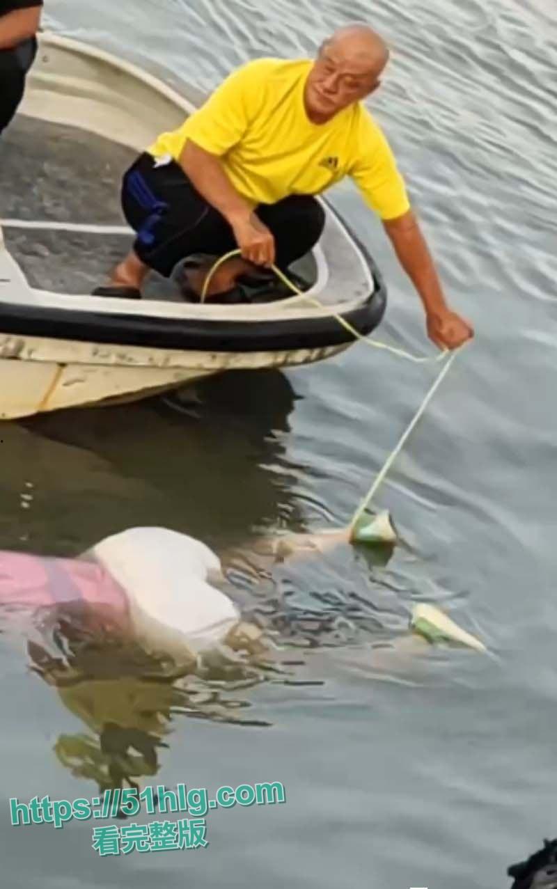 国外大瓜！【马来西亚吉胆岛】 一宝妈因争夺抚养权问题 深夜携3岁女儿跳海轻生 监控记录全程 结局令人惋惜  第3张