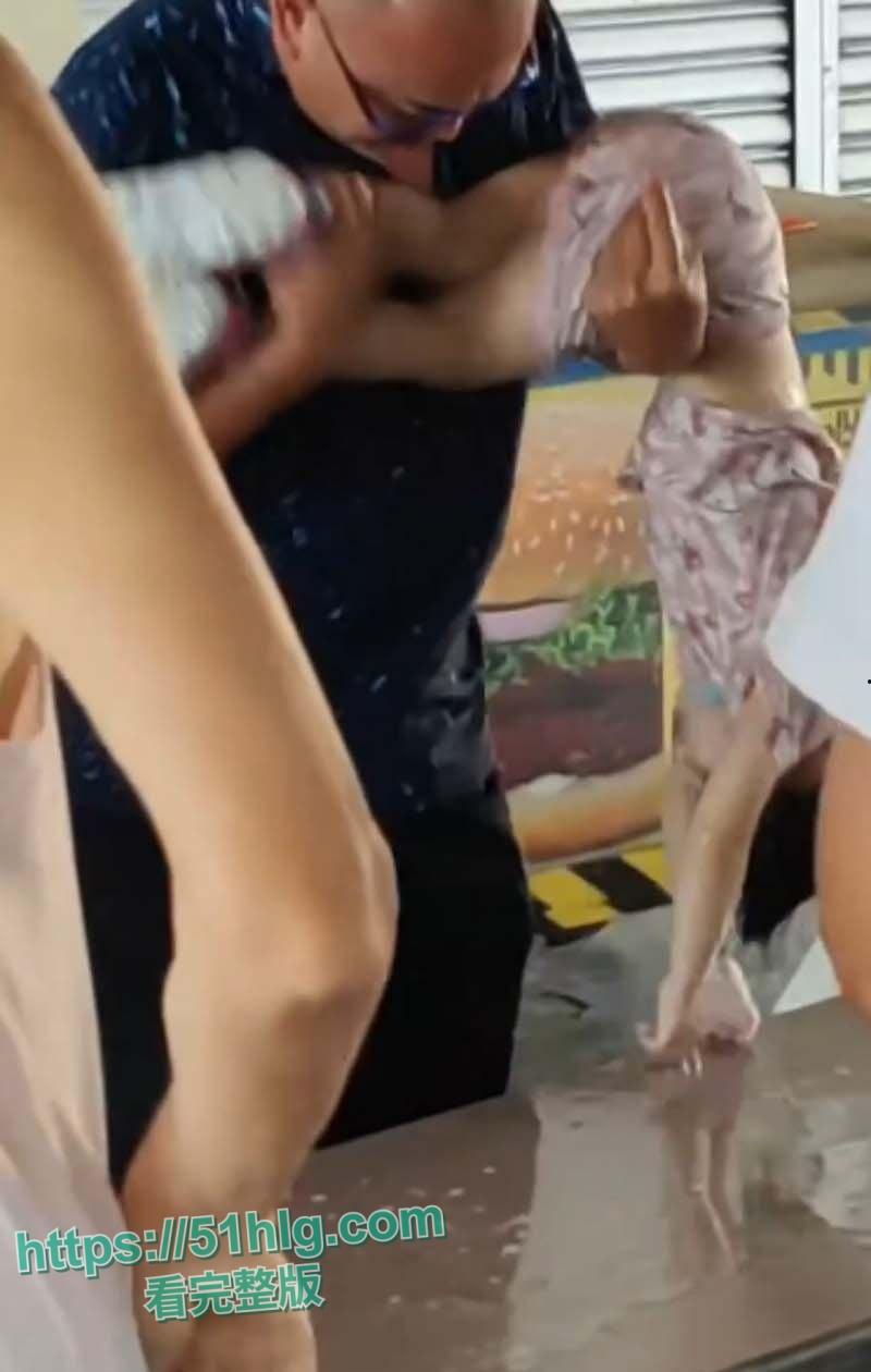 国外大瓜！【马来西亚吉胆岛】 一宝妈因争夺抚养权问题 深夜携3岁女儿跳海轻生 监控记录全程 结局令人惋惜  第4张