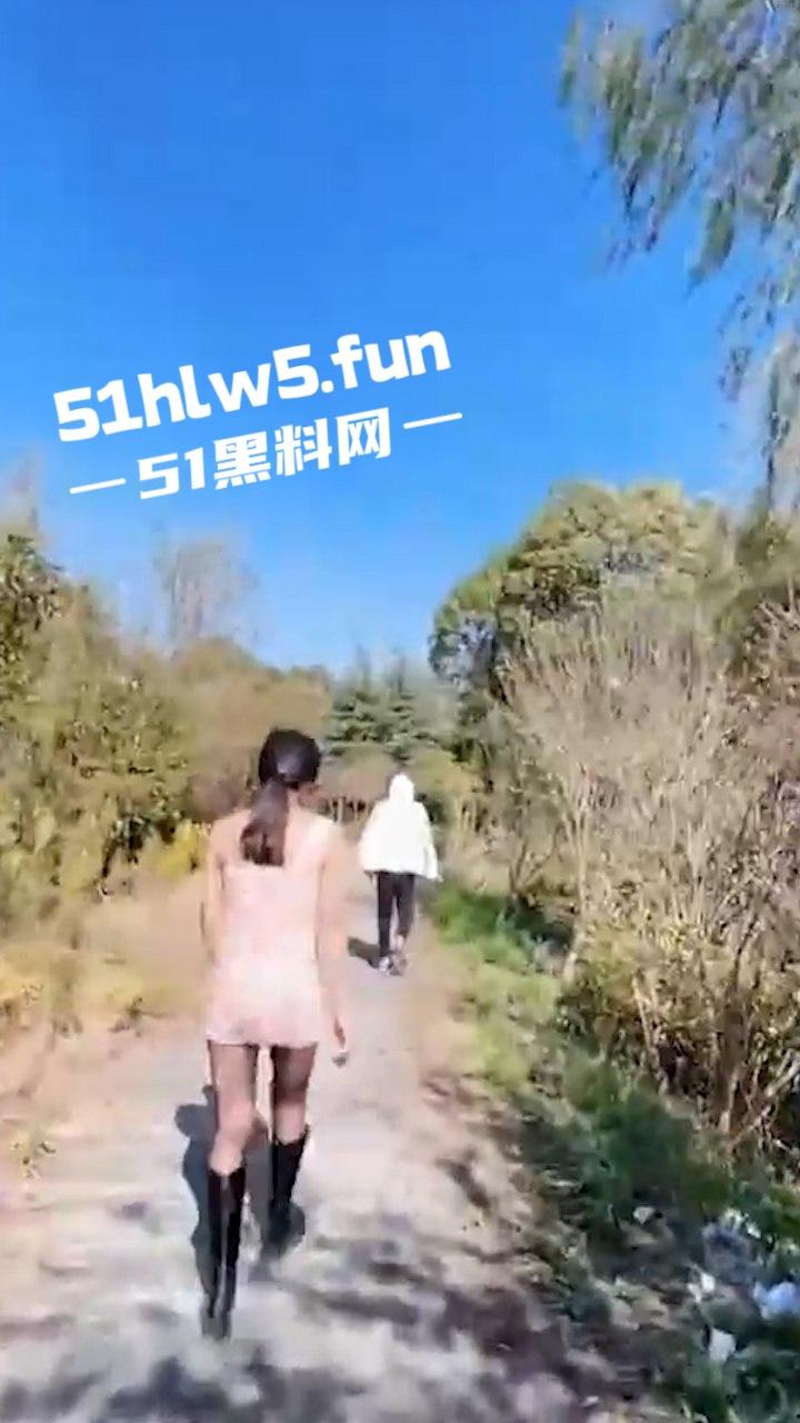 家有娇妻【2】带骚老婆逛景区玩刺激,偶遇单独路人献妻给操满足我的绿帽愿望。 第3张 家有娇妻【2】带骚老婆逛景区玩刺激,偶遇单独路人献妻给操满足我的绿帽愿望。 第3张