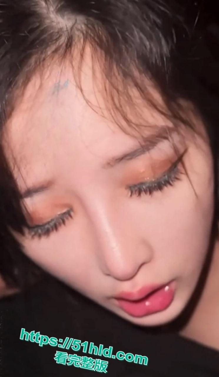 约啪大神【Looks199】重金拿下神颜天菜名媛，KTV包厢按头深喉，跪地口爆舔舐浓稠精液！  第2张